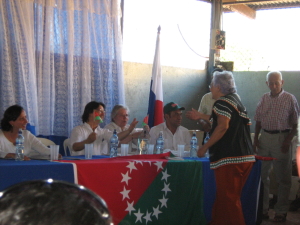 En la foto la profesora panameña Graciela Joly entrega una bandera a José Luis Amador y doña María Eugenia Bozzoli 